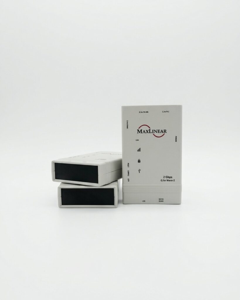 Caja de conexiones wifi de plástico gris con logotipo e indicaciones marcadas