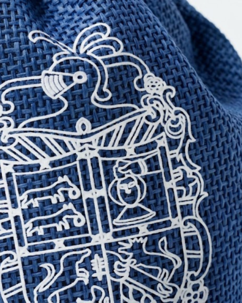 Merchandising: saquito promocional de tejido marcado en DTF con el escudo de una entidad bancaria
