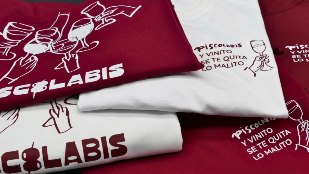 Camisetas de uniforme para hostelería personalizadas con impresión DTF a varios colores