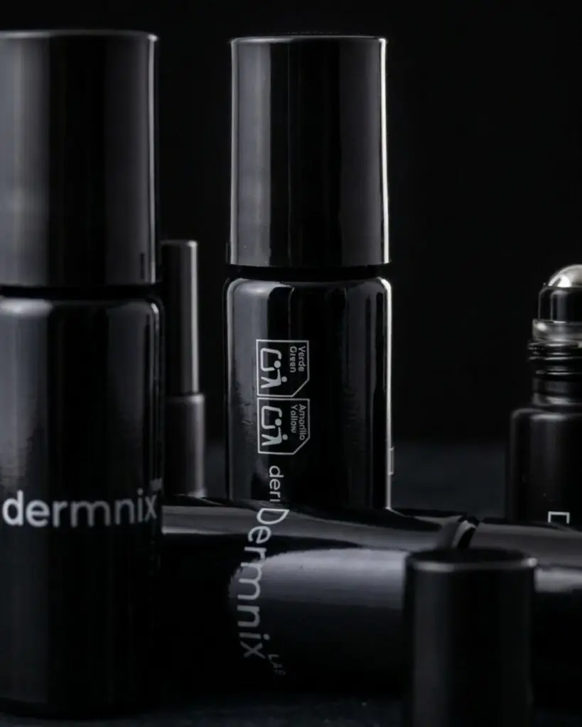 Detalle de envases de cosmética con marcaje industrial