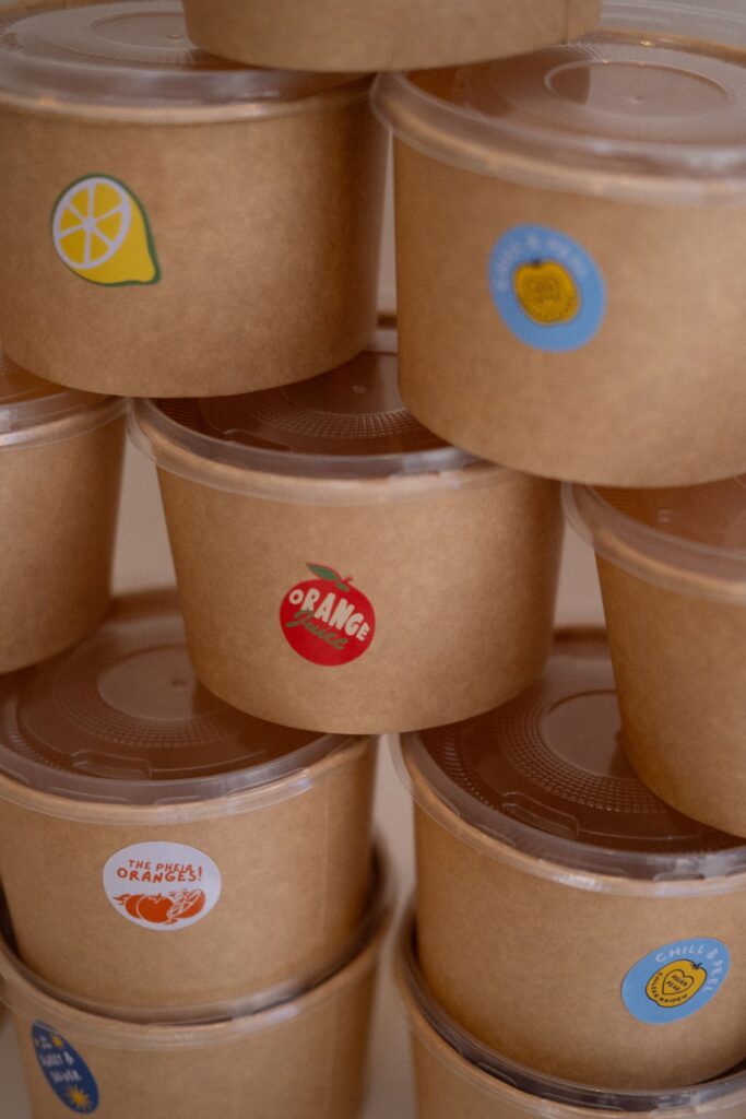 Envases de cartón kraft para alimentación con etiquetas adhesivas impresas de colores