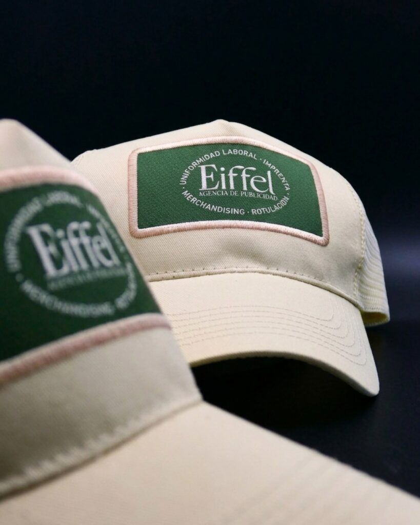 Gorras corporativas de color crema con parche verde y logotipo del cliente
