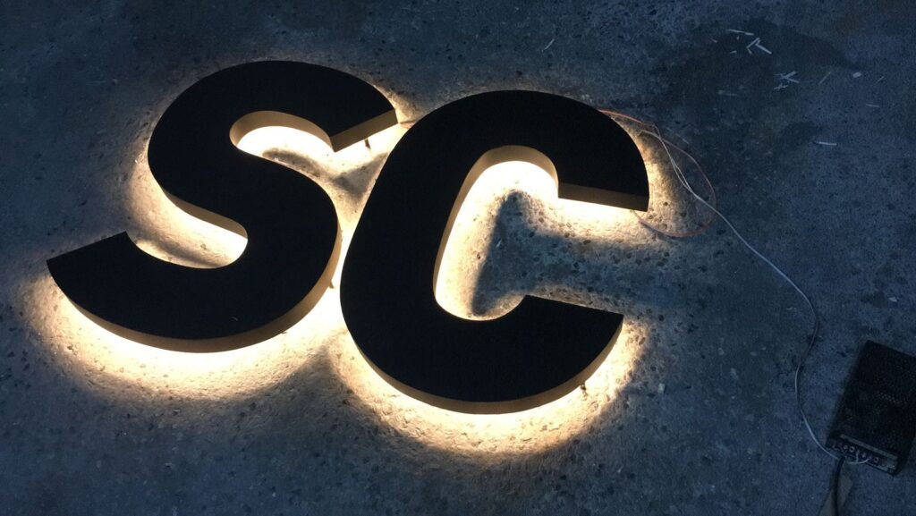 Letras corpóreas retroiluminadas con LED