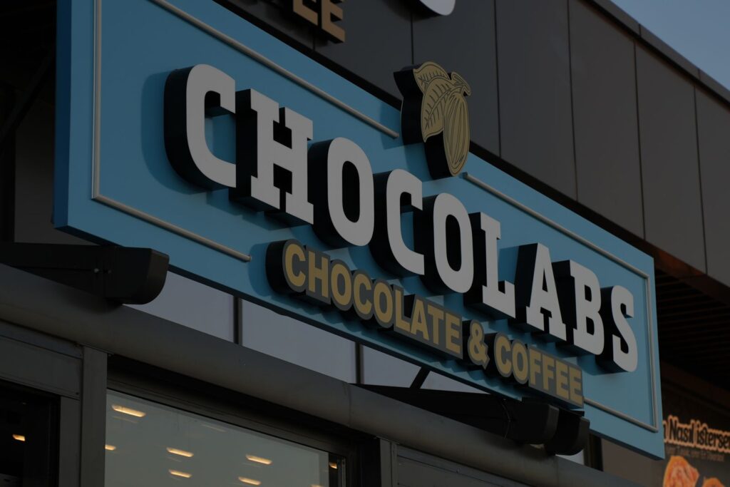 Rótulo corporativo en la fachada de una cafetería
