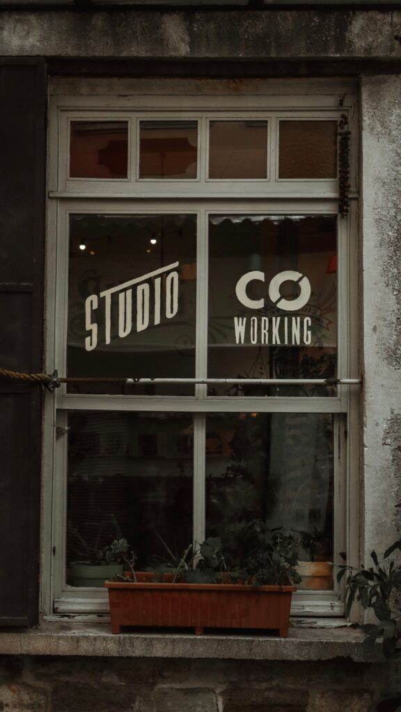 Rotulación en vinilo sobre la ventana de un espacio de coworking