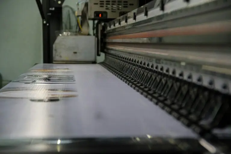 Cabezales de una impresora de rollo imprimiendo sobre film