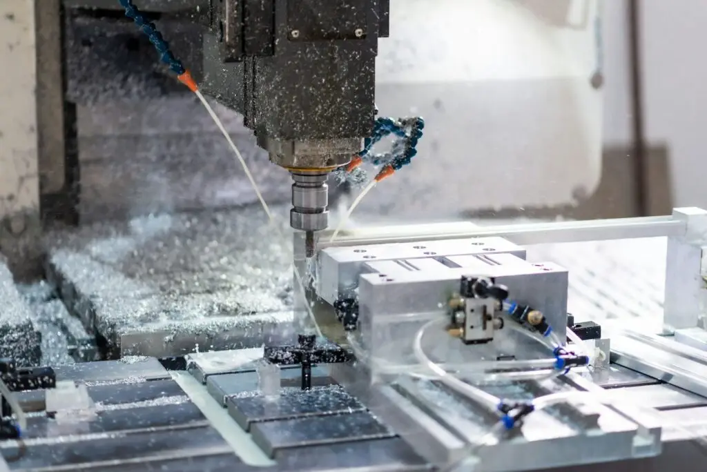 Fresadora CNC mecanizando una pieza con refrigerante