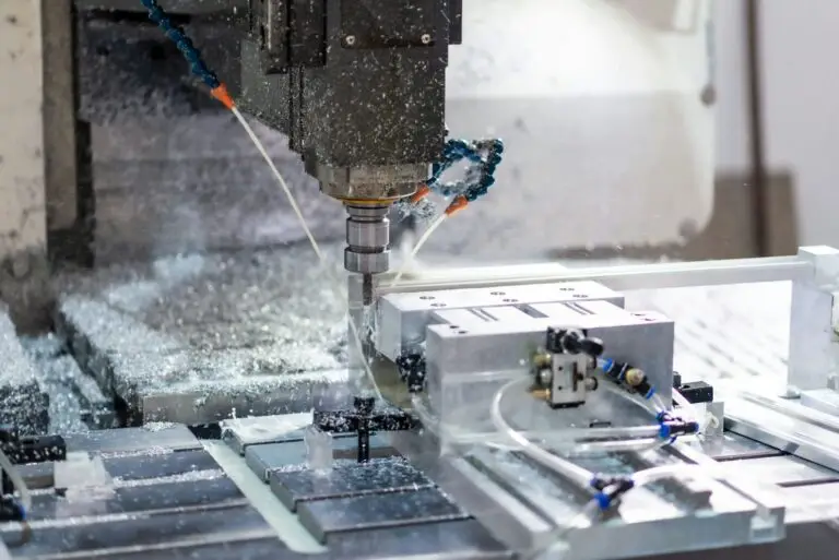 Fresadora CNC mecanizando una pieza con refrigerante
