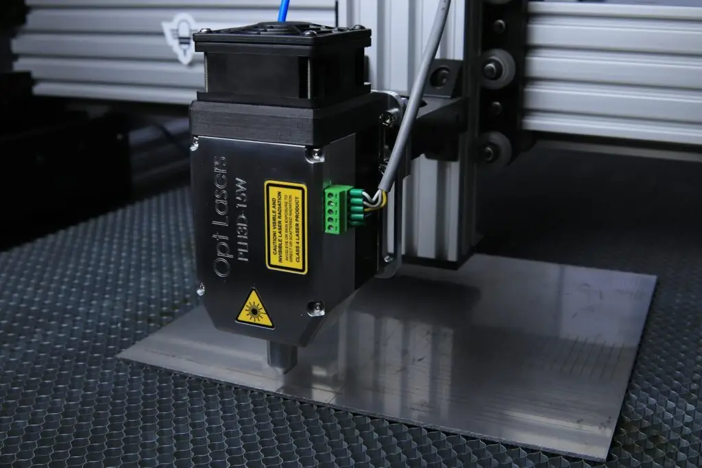 Cabezal de una máquina de marcaje láser industrial
