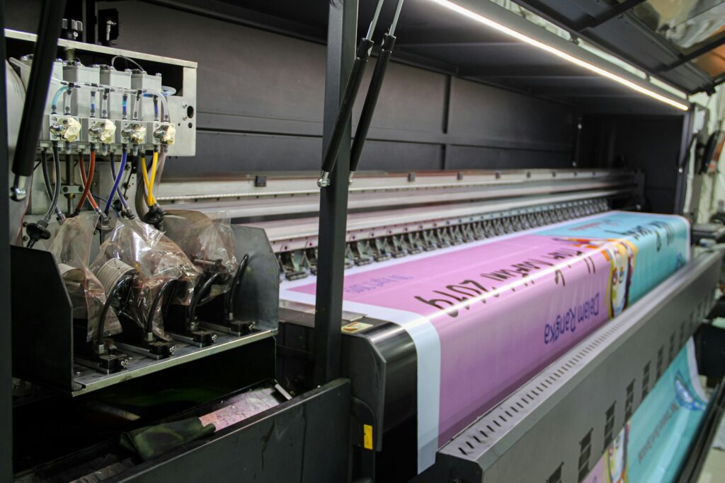 Impresora digital de gran formato con cabezales y lona impresa