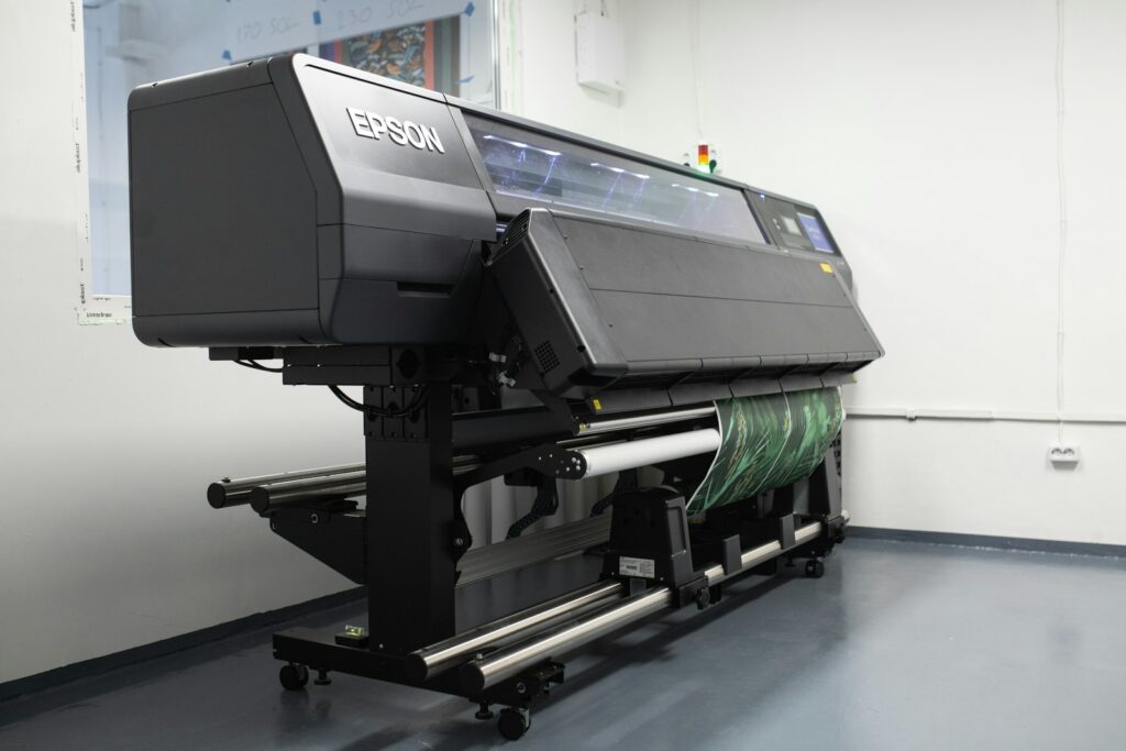 Impresora de rollo de gran formato en un taller de impresión