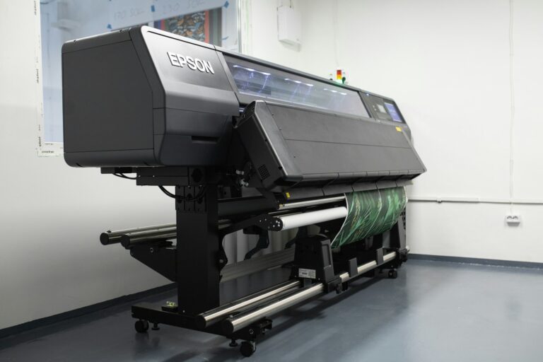 Impresora de rollo de gran formato en un taller de impresión