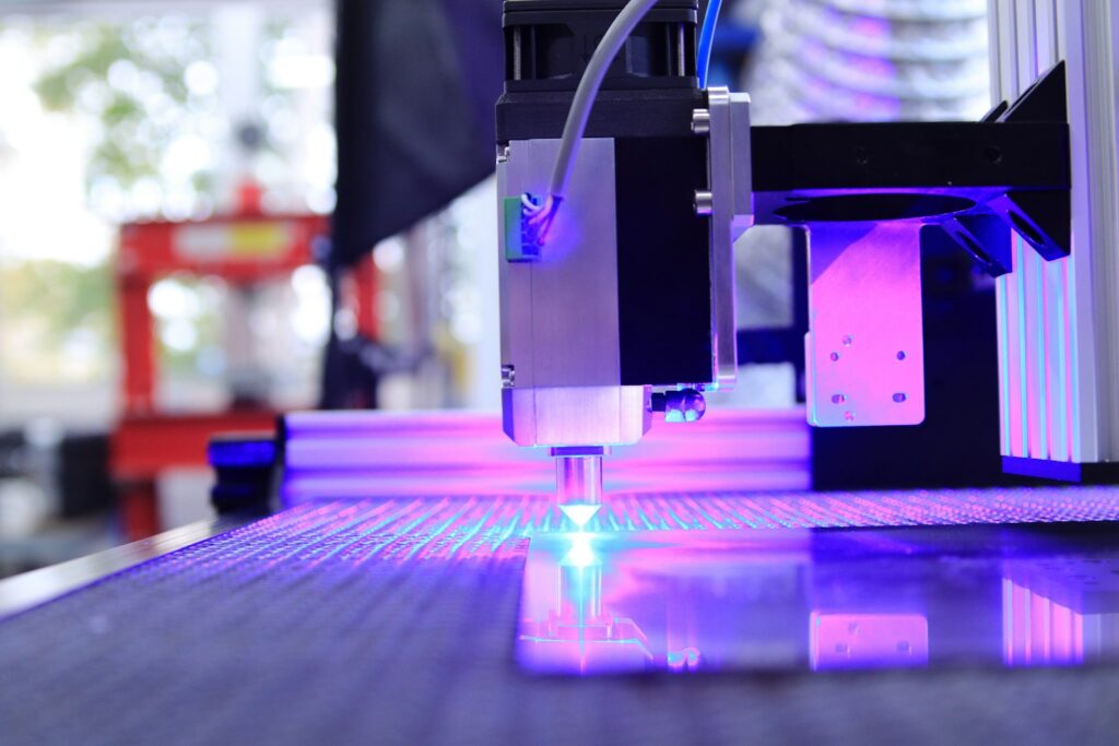 Máquina de grabado láser con haz violeta de alta precisión