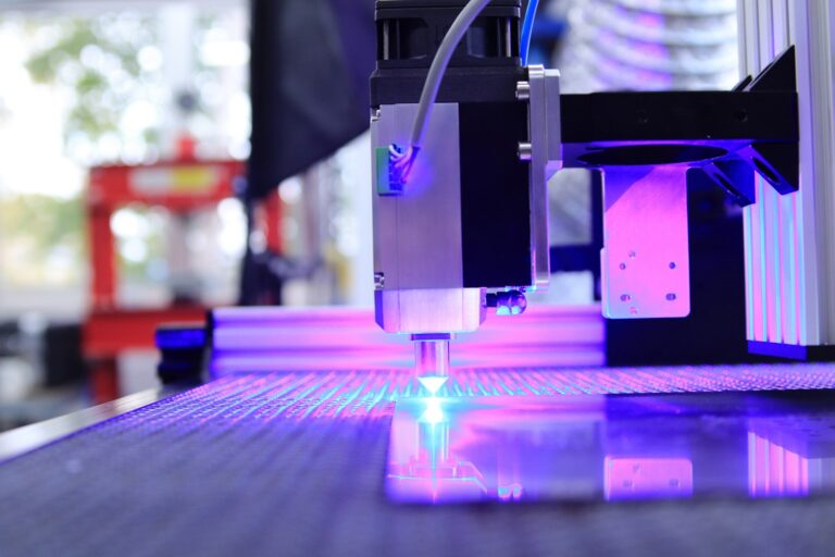 Máquina de grabado láser con haz violeta de alta precisión
