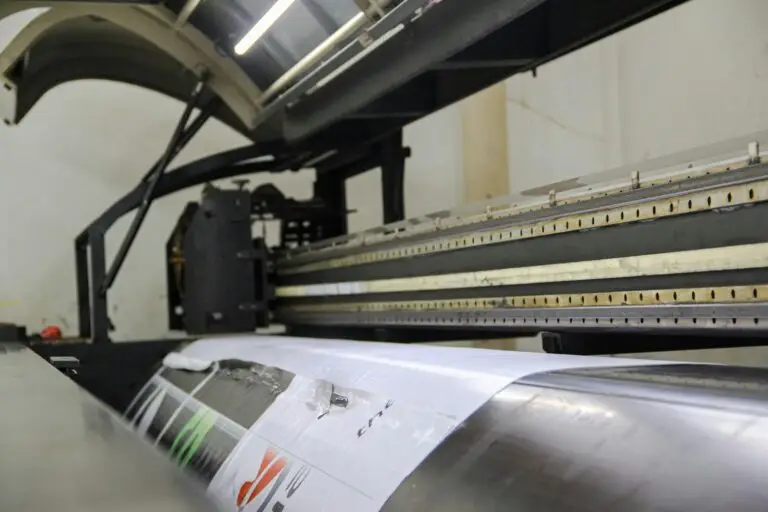 Impresora de gran formato imprimiendo vinilo para rotulación