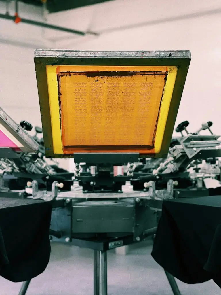 Pulpo automático de serigrafía textil con pantalla preparada para estampar prendas