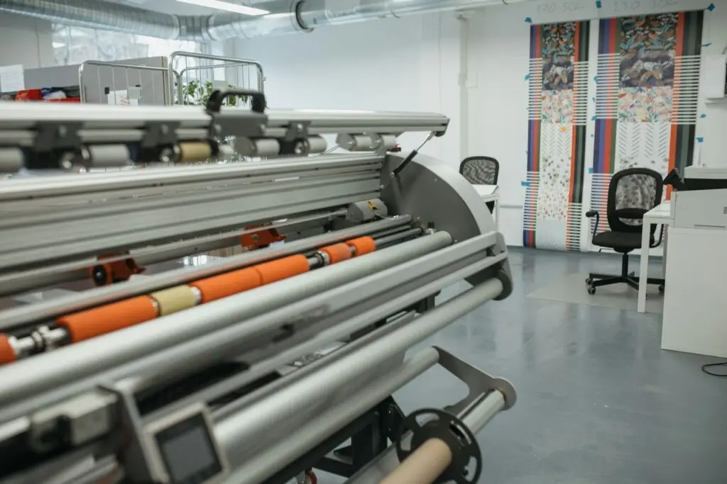 Máquina de impresión y calandrado textil en una nave de producción
