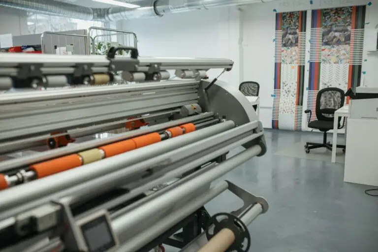 Máquina de impresión y calandrado textil en una nave de producción