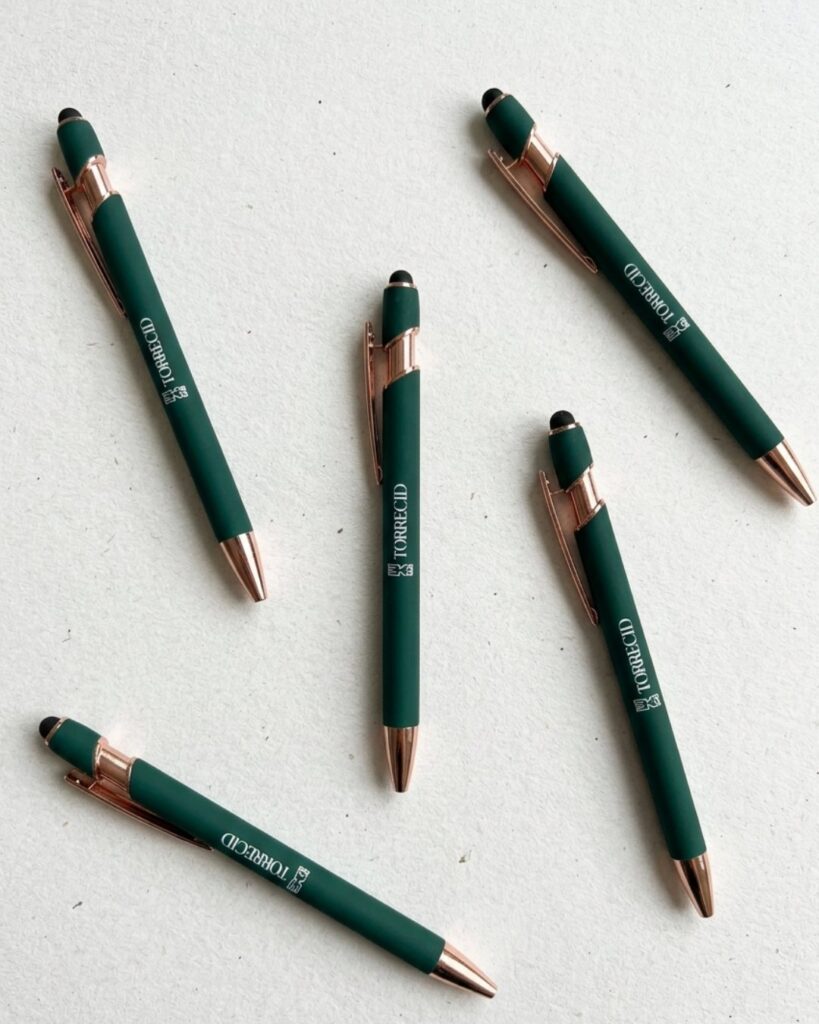 Merchandising personalizado: bolígrafos verdes con logotipo