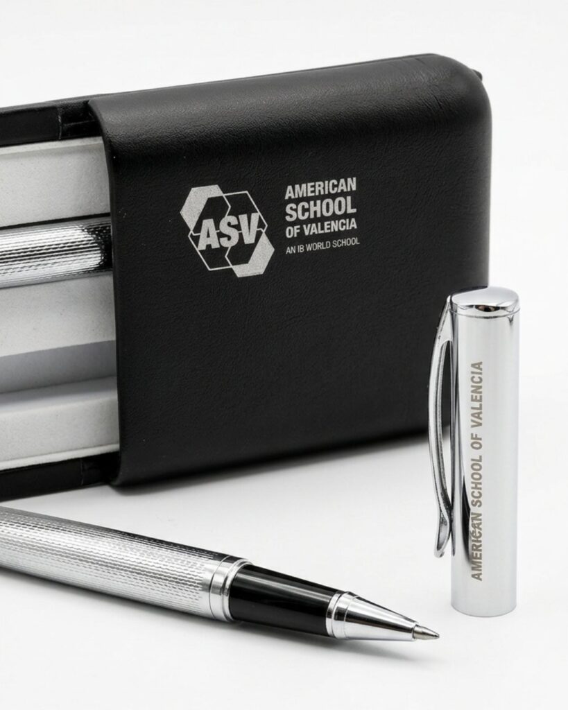 Merchandising personalizado: estuche de bienvenida para un colegio, con grabado láser y termoimpresión