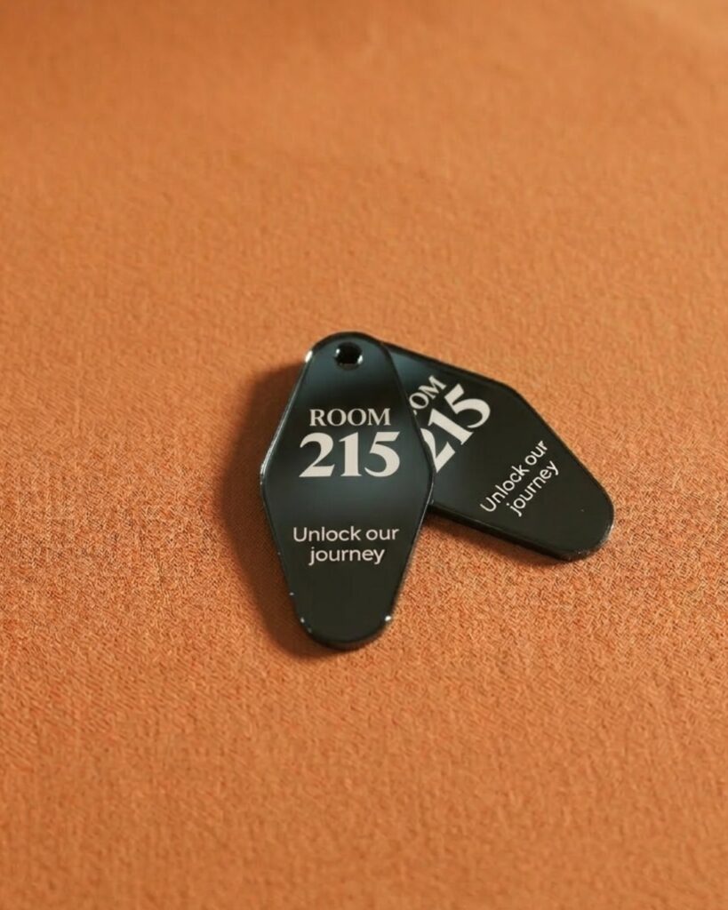 Merchandising personalizado: llavero hotel vinilo y fresado