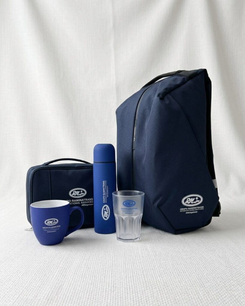Pack de bienvenida corporativo con mochila, neceser, taza, botella y vaso personalizados