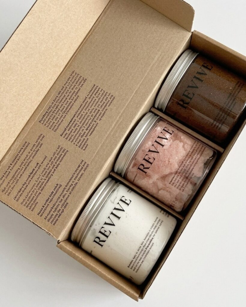 Pack de bienvenida en caja kraft con productos personalizados