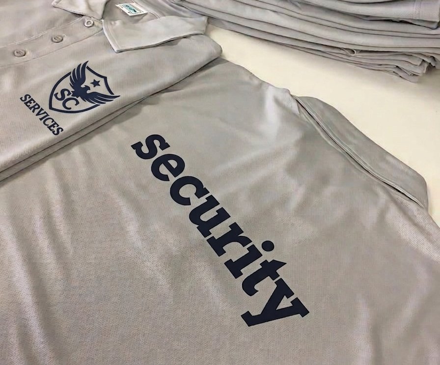 Polos de uniforme de seguridad con logotipo y rotulación serigrafiados
