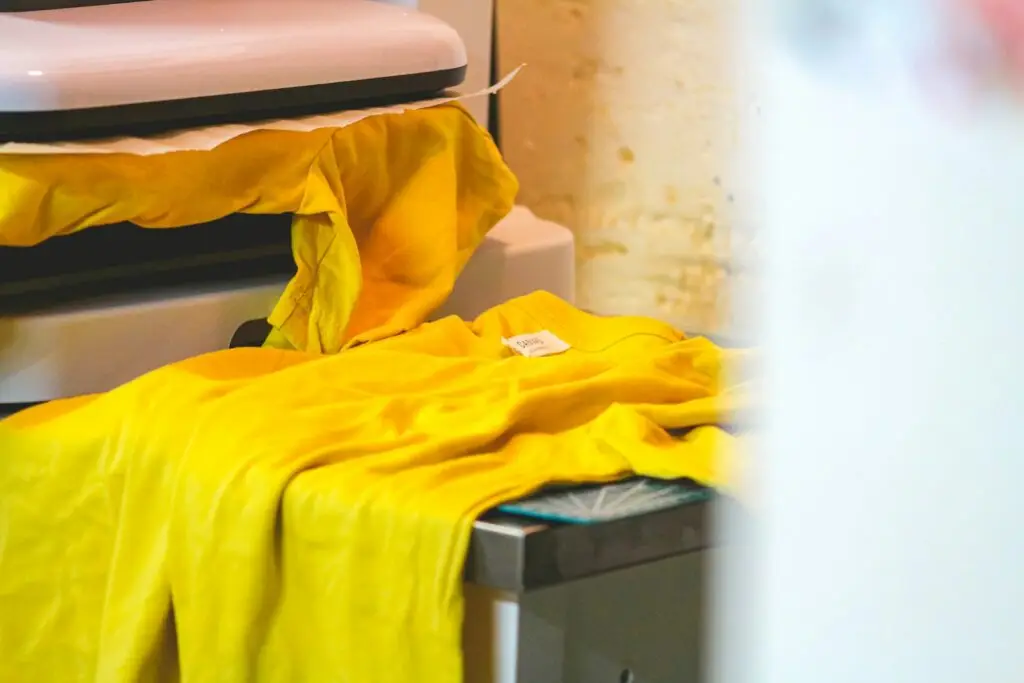 Prensa térmica aplicando un transfer sobre una camiseta