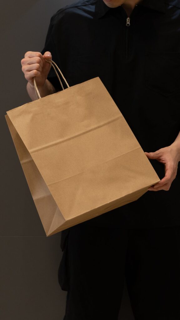 Bolsa de papel kraft sobre fondo oscuro