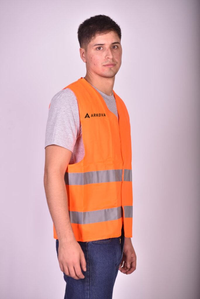 Chaleco naranja de alta visibilidad con logotipo marcado en el pecho