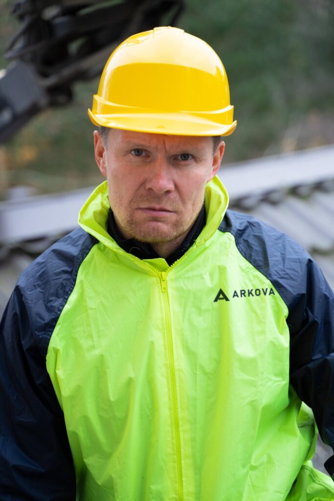 Chaqueta amarilla fluorescente con logotipo marcado en el pecho