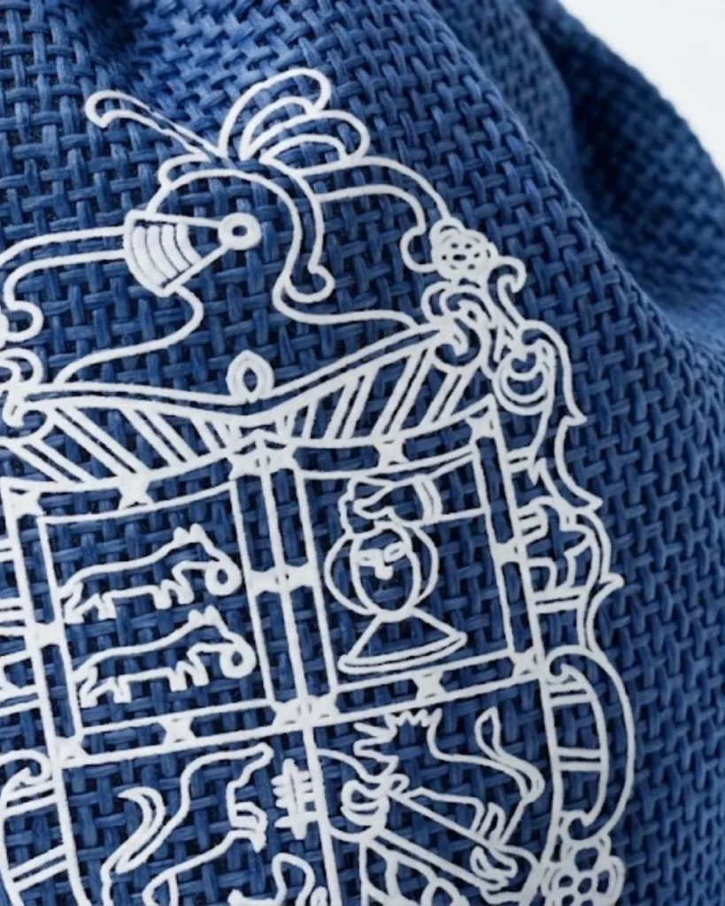 Merchandising: saquito promocional de tejido marcado en DTF con el escudo de una entidad bancaria